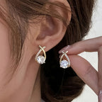 Milena | Pendientes de botón con diseño de cruz, circonitas y acabado dorado